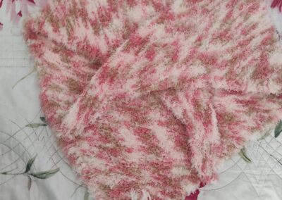 châle rose fait au tricot en deux laines une simple et une fantaisie