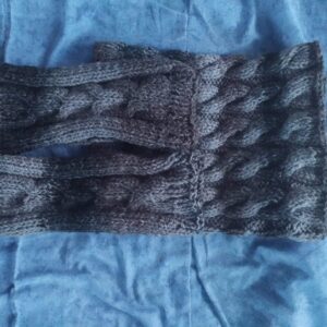 snood au tricot fait en torsades simple et mitaines assorties