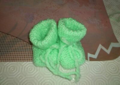 chaussons fait main laine acrylique spéciale bébé