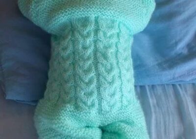 combi en laine avec chaussons taille naissance ornée de torsades doubles
